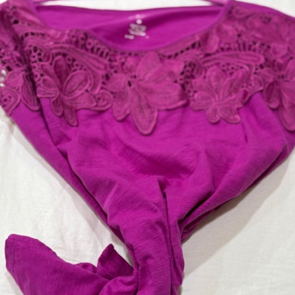 Gorgeous Lace Framed Cap Sleeves Top by St John's Bay Women's Size M
